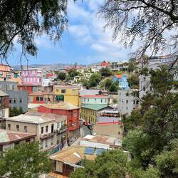 Viele Häuser sind farbig angemalt.