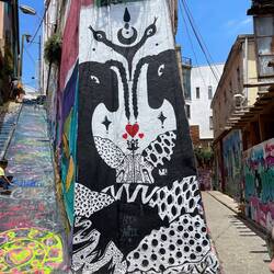 Links rutschen Kinder gerne herunter; es ist keine Treppe, sondern eine glatte Fläche.