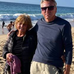 Regine am Abend mit Daunenjacke - andere sind im Wasser!!!