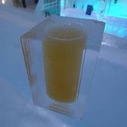 Spülen überflüssig: Natürlich ist hier auch das Glas aus Eis.