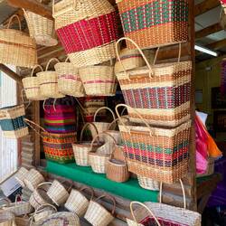 Neben den Töpfen gibt es auch Korbwaren.