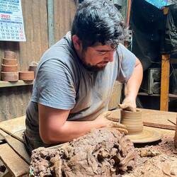 Nur für kleine Töpfe braucht er die Töpferscheibe.