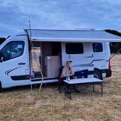 Ein Ast stabilisiert unseren Regenschutz