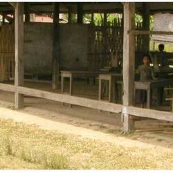 Und hier ein paar Beispiele von desolaten "Schulhäusern" in Laos...