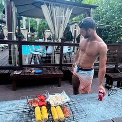 Mann am Grill