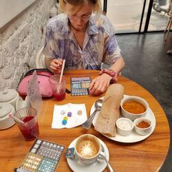 Wir haben uns eins der besagten Cafés angesehen weil Wohltat für unsre Mägen