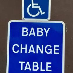 Es gibt sogar einen Tisch zum Baby tauschen 😎😕