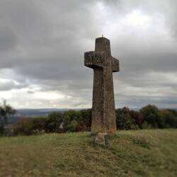 ist man oben, wird man meist belohnt. Hier ist es ein gigantisches Kreuz