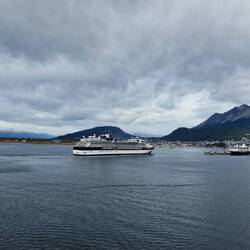 Da kommt das Schiff, das uns den Hafenplatz wegnimmt.