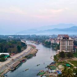 Vue aérienne sur la ville de Vang Vieng