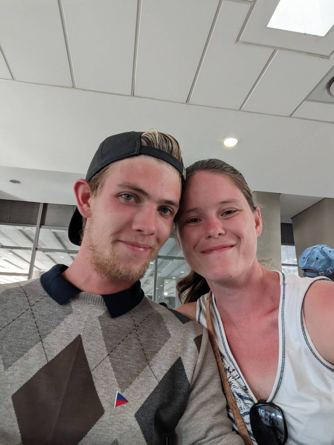 Taking one last picture together while waiting for the bus. Together until the very last minute 🥰