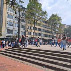 Sieht nach nichts aus, ist aber der grösste Smaragd Handel der Stadt in vollem Gange