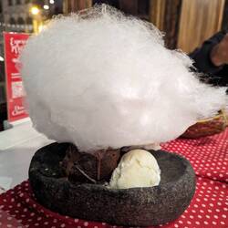 Volcán de chocolate con helado de nata