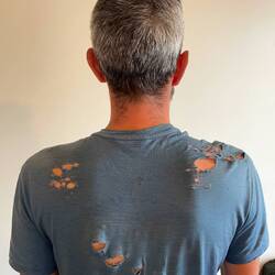 Le t-shirt de Marc commence à montrer de légers signes de fatigue 😄