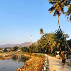Am Flussufer von Mae Sariang stossen wir auf eine ganz gemütliche Bar 🤩