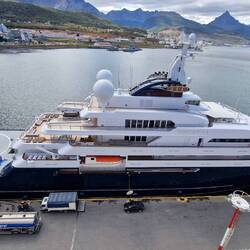 Die Jacht gegenüber von uns gehörte Paul Allen, sie wurde an einen unbekannten Käufer verkauft.