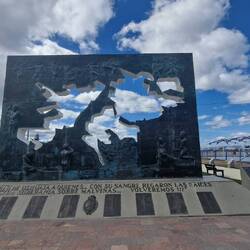 Denkmal für die Gefallenen im Falklandkrieg, hier werden die Inseln übrigens nur Malvinen genannt.