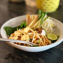 Pad Thai mit Tofu and Chicken