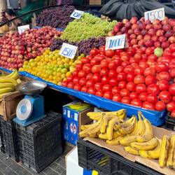 Auf dem Markt sind die Tomaten halb so teuer wie im Supermarkt.