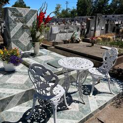 Bei Fam.Schindler-Gottschalk kann man am Grab auch sitzen!