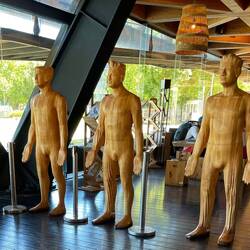 Holzfiguren im Museum