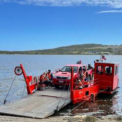 Wir setzen mit einer kleinen Fähre über auf eine Insel im Lago Budi.