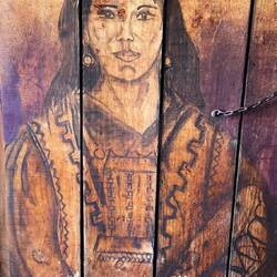 Bemalung an der Tür eines Mapuche-Hauses