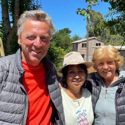 Gerhard hält bei einer ihm bekannten Mapuche-Familie.