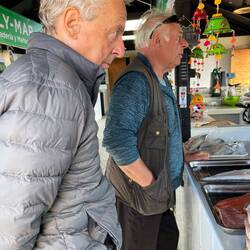 Gerhard kauft frisch gefangenen Fisch fürs Abendessen.