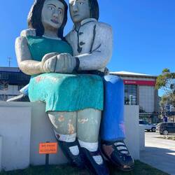 Ein überdimensionales Paar direkt an der langen Uferpromenade, die um 20 Uhr schliesst!!!