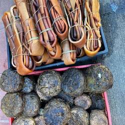 Auf dem Fischmarkt werden auch verschiedene Sorten Algen verkauft.