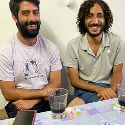 Unsere beiden israelischen Mitbewohner, rechts Matan, der Drummer.