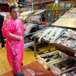 Die Fischverkäufer ziehen sich immer Plastikanzüge über, wenn sie Fischkörbe transportieren.