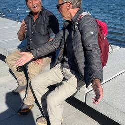 Martin im Gespräch mit einem Einheimischen