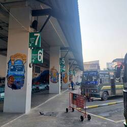 Der gesamte Busbahnhof ist mit wunderschönen Wandmalereien geschmückt 🤩