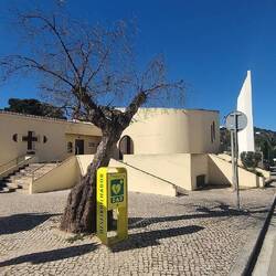 Defibrillator vor der Kirche🫣