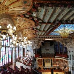 2nd étage-les chandeliers à gauche sont inclinés vers la coupole = les tournesols vers le soleil