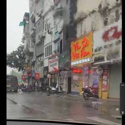 The driver left me here & gestured to get out. Ack! Now what?