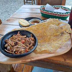 Platanos mit Fleisch und Dips