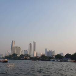 Vom Boot aus hat man schöne Aussichten auf Bangkok
