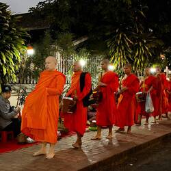 Rituel du Tak Bat, à 5h30 du matin