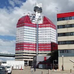 "Lippenstift" Hochhaus mit Aussichtsplattform im Hafen