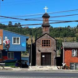 Kleine Kirche zwischen den beiden Häusern