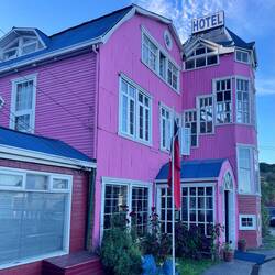 Die Liebe zur Farbe zeigt sich auch an diesem Hotel.