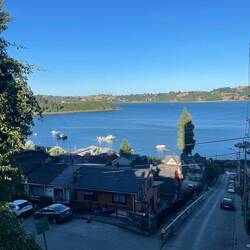In Castro geht es ziemlich steil bergab, runter ans Meer.
