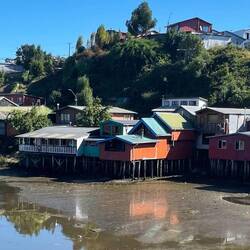 Häuser auf Stelzen, dort, wo die Ersatzbleibe sein soll.