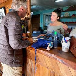 Martin im Gespräch mit der Restaurantbesitzerin. Morgen wollen wir dort Curanto essen.