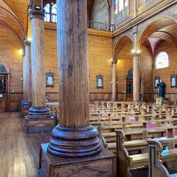 Auch die Säulen sind aus Holz gefertigt.