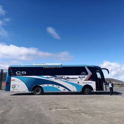 De bus (het zal je dagelijkse rit maar zijn!). Let niet op het plassende jongentje