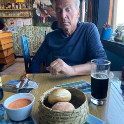 Vorspeise, eine Art Dip. Wir trinken dunkles Bier.